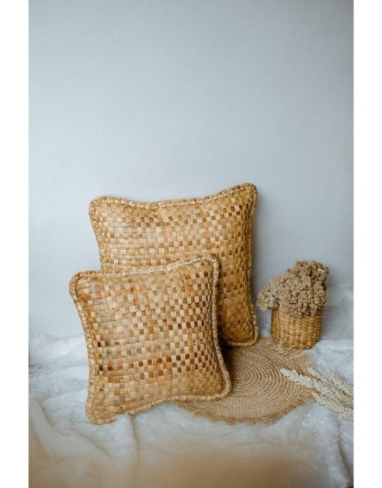 Cover Bantal Anyaman Eceng Gondok